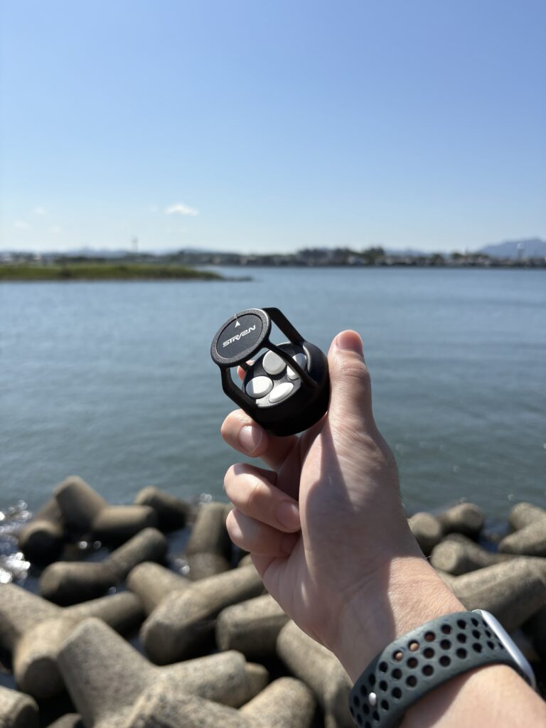 海辺で手に持ったULSA EVOの使用例